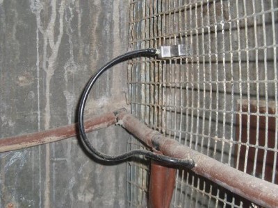 הצינור השחור מחובר לדיזה ומחובר לצינור החום.( טפטפות )