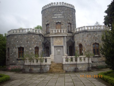 זה ארמון שבנה מלך שבתו מתה ממחלת השני בגיל 18, אחרי שהיא מתה הוא יצר איתה כל לילה קשר דרך סיאנס והיא הסבירה לו איך לבנות את הארמון הזה, זה אמיתי לגמרי