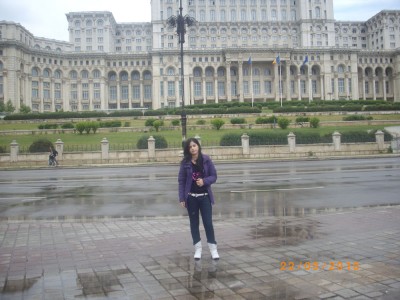 הדבר הזה שמאחורי זה פשוט מפלצת. בניין ענקי בעל 14 קומות ורוחב אדיר