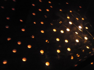 מבפנים שמתי מנורה וזה עושה אור חלש אבל עדיין מאיר טיפה