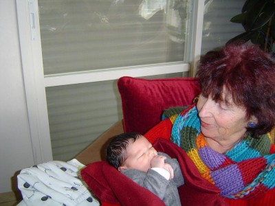 גוזלון בן שבוע, יצא מהקן בשמחה וששון