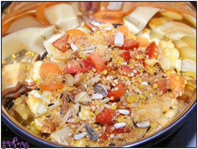 סלט לבוקר: תפוח, תירס, גמבה, גזר, אגוז מלך, אגוז פקאן, תערובת זרעים, מזון ביצים