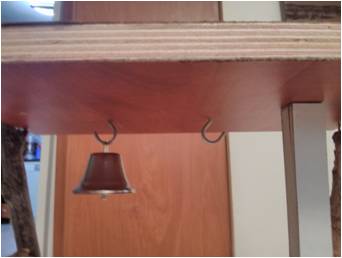 תליית ווים והנחת משחקים עליהם כך שהתוכי יוכל לשחק על המדף הגדול הראשון