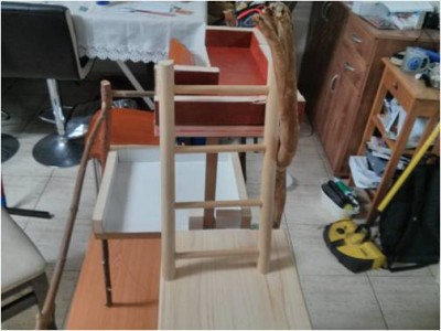 עוד לא בניתי סולם מתאים זה הסולם המקורי של העלייה מהמגרש עצמו למדף הראשון הלבן