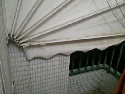 מראה מקום כניסת הרוח (הכלוב מצד ימין למטה איפה שהשמיכה הכתומה)