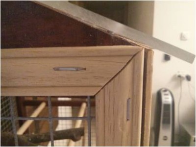 המסגרת מחוברת עם סיכות (ע"י אקדח סיכות)וכך גם הרשת ובכך לא רואים אתקצוותהרשת