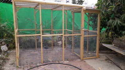 כלוב בגודל 2.4 מטר אורך על 1.6 מטר רוחב ובגובה של 2.1 מטר + נישת גישה בעלת דלתות כפולות. <br />רשת בצפיפות של 1 ס"מ....