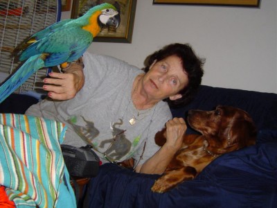 זאזו במלא תפארתה עם אמא אוולינה והאחות טוטסי