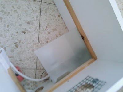 החומר המבודד מעל המנורה והמאורר